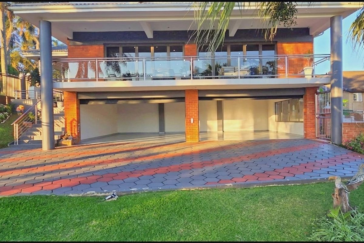 An entertainer’s dream home in prestigious Orient Heights - Photo 4