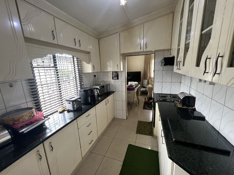 Immaculate 3-bedroom  home for sale in Newholmes — your dream awaits! - Photo 8