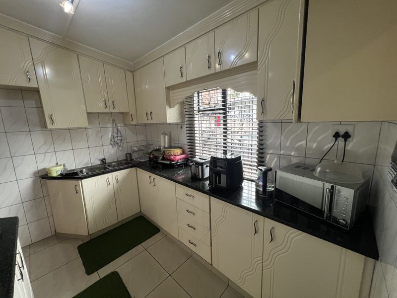 Immaculate 3-bedroom  home for sale in Newholmes — your dream awaits! - Photo 9
