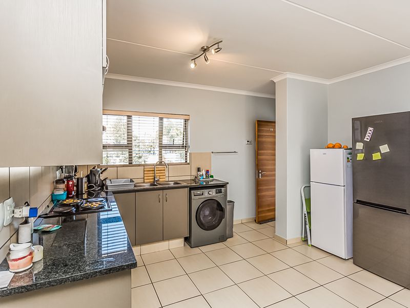 Two bedroom Two bathroom apartment for sale in Barbeque Downs, Midrand - Photo 10
