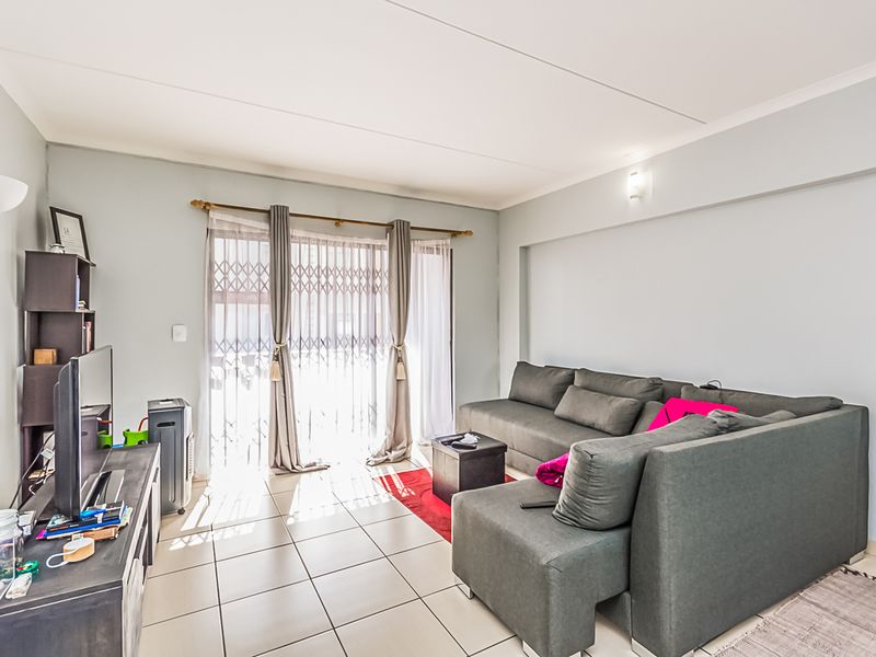 Two bedroom Two bathroom apartment for sale in Barbeque Downs, Midrand - Photo 7