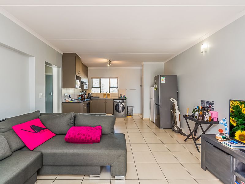 Two bedroom Two bathroom apartment for sale in Barbeque Downs, Midrand - Photo 6
