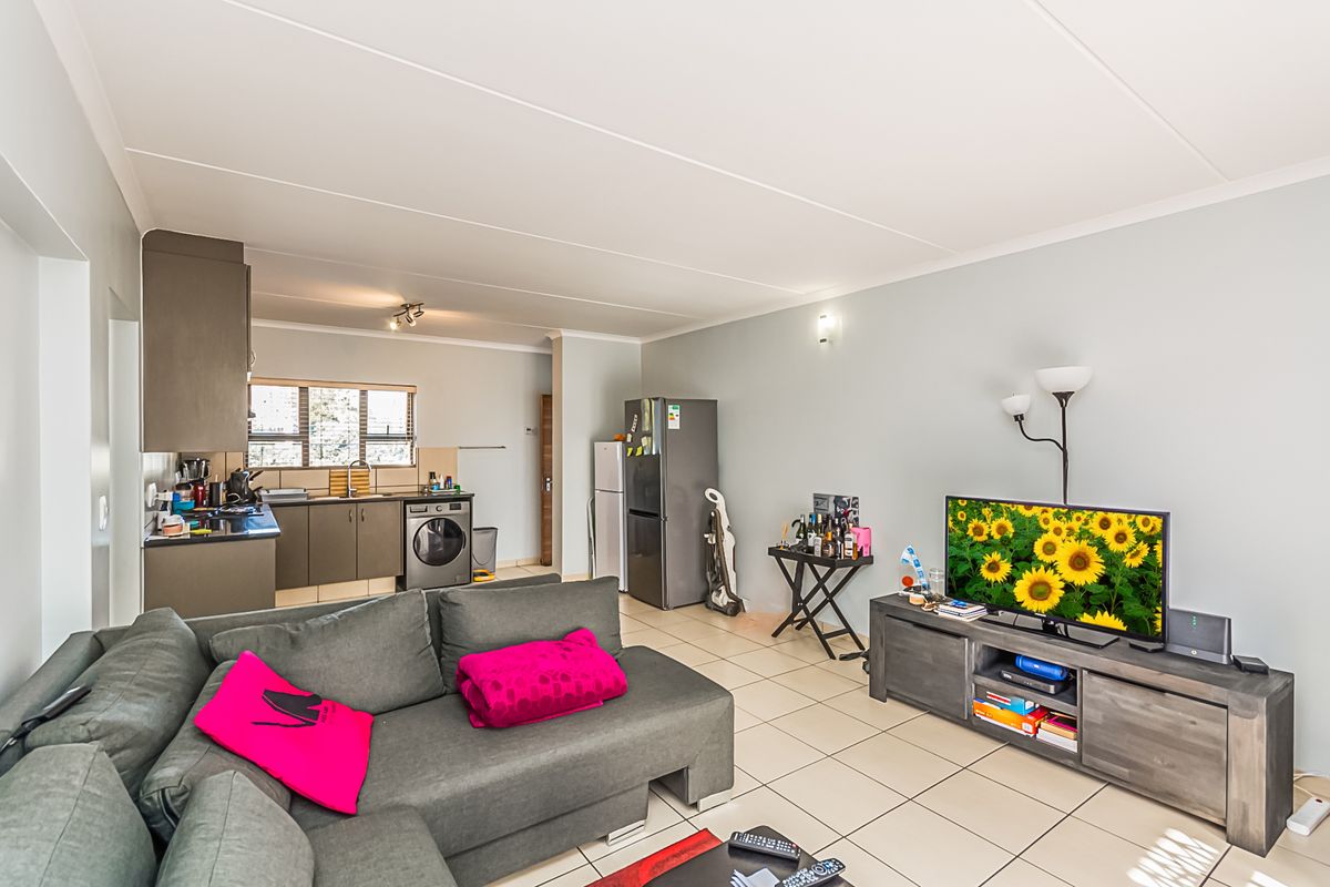 Two bedroom Two bathroom apartment for sale in Barbeque Downs, Midrand - Photo 3