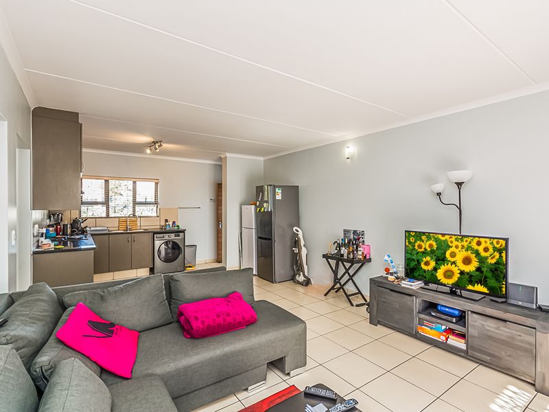 Two bedroom Two bathroom apartment for sale in Barbeque Downs, Midrand - Photo 3