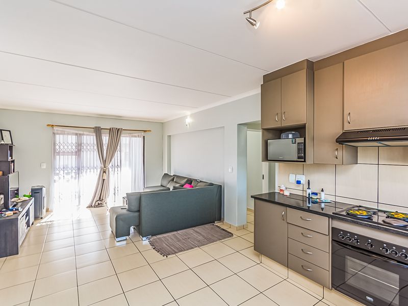 Two bedroom Two bathroom apartment for sale in Barbeque Downs, Midrand - Photo 9