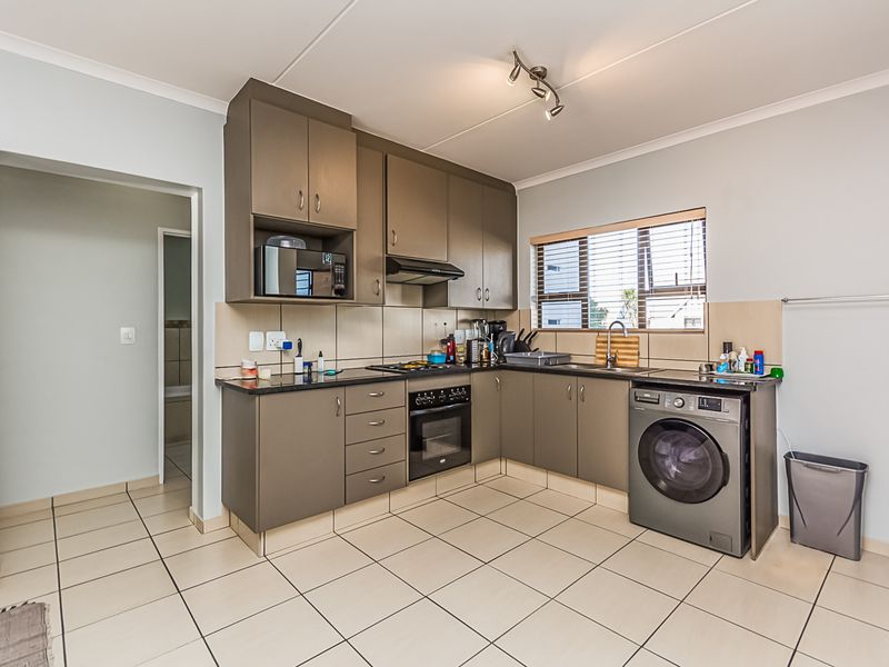 Two bedroom Two bathroom apartment for sale in Barbeque Downs, Midrand - Photo 8