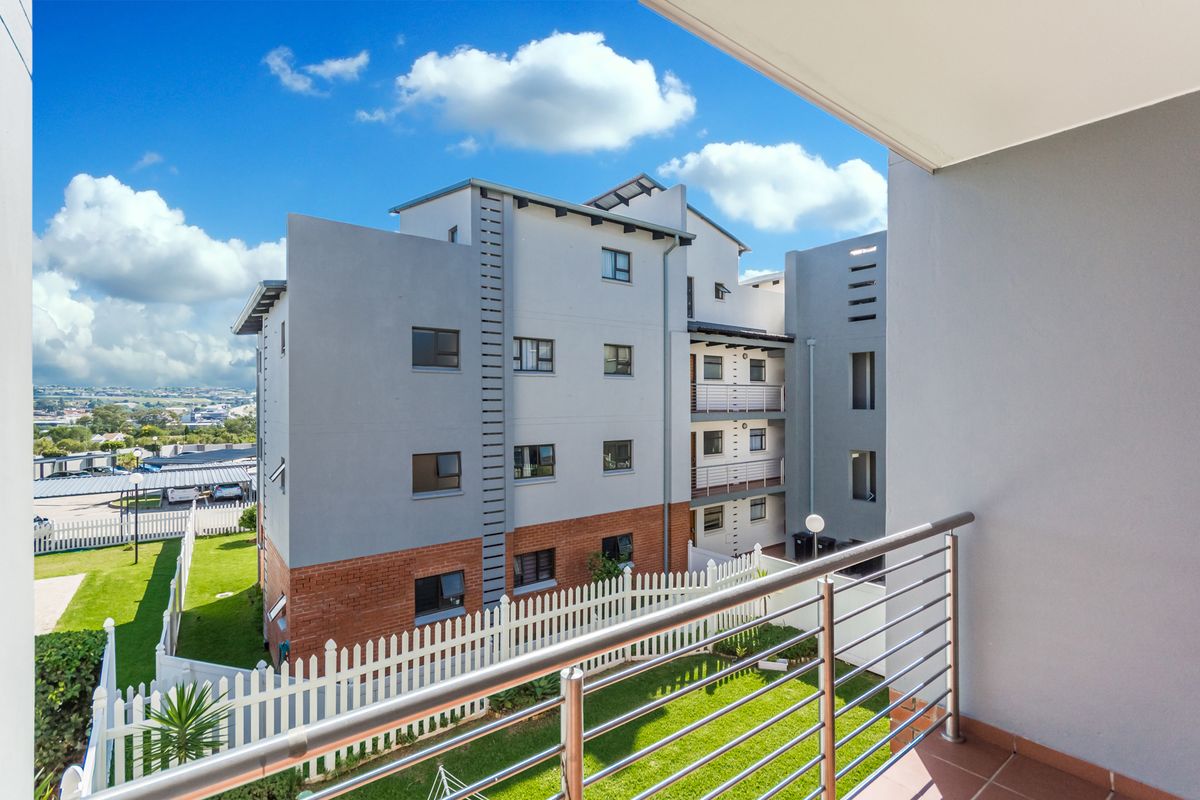 Two bedroom Two bathroom apartment for sale in Barbeque Downs, Midrand - Photo 2