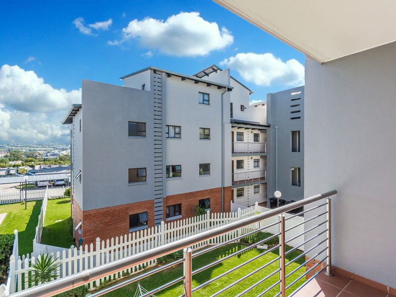 Two bedroom Two bathroom apartment for sale in Barbeque Downs, Midrand - Photo 2