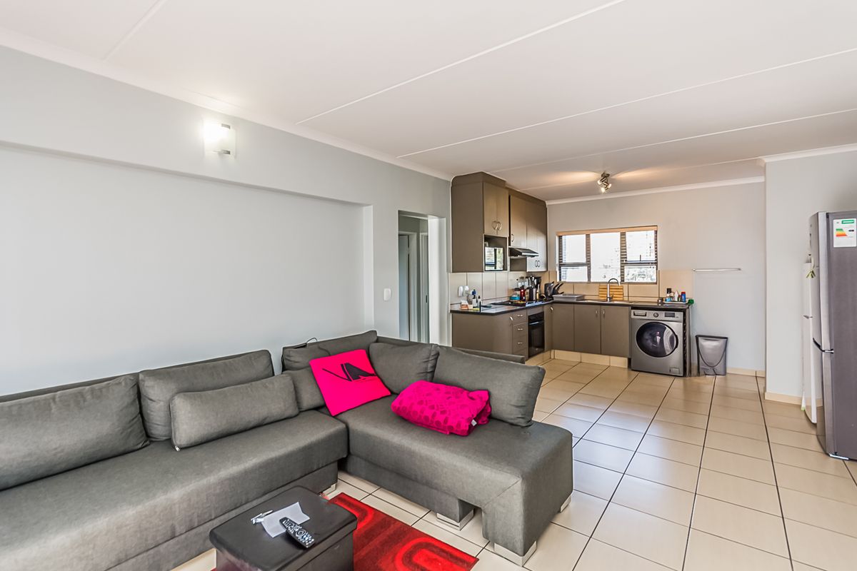 Two bedroom Two bathroom apartment for sale in Barbeque Downs, Midrand - Photo 4