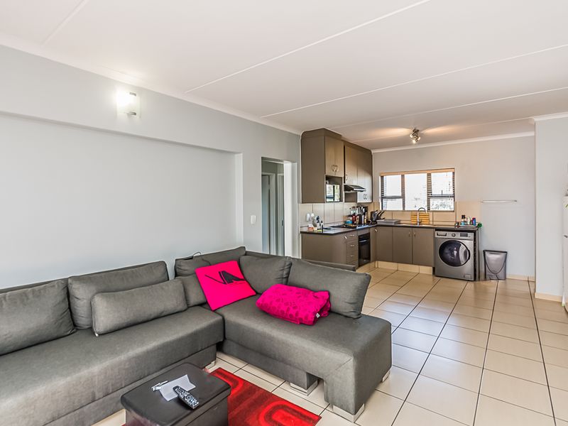 Two bedroom Two bathroom apartment for sale in Barbeque Downs, Midrand - Photo 4