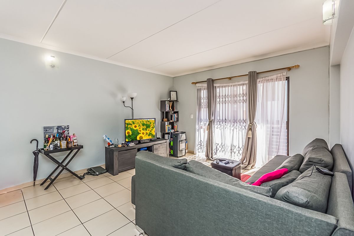 Two bedroom Two bathroom apartment for sale in Barbeque Downs, Midrand - Photo 5