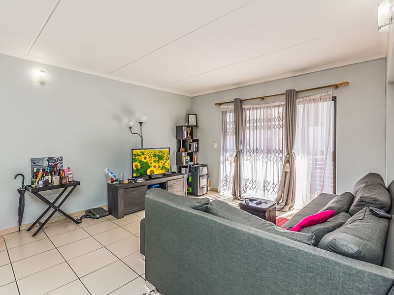 Two bedroom Two bathroom apartment for sale in Barbeque Downs, Midrand - Photo 5