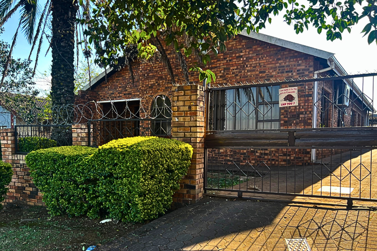 An Exceptional Family Home in the Heart of Allandale!!! - Photo 2