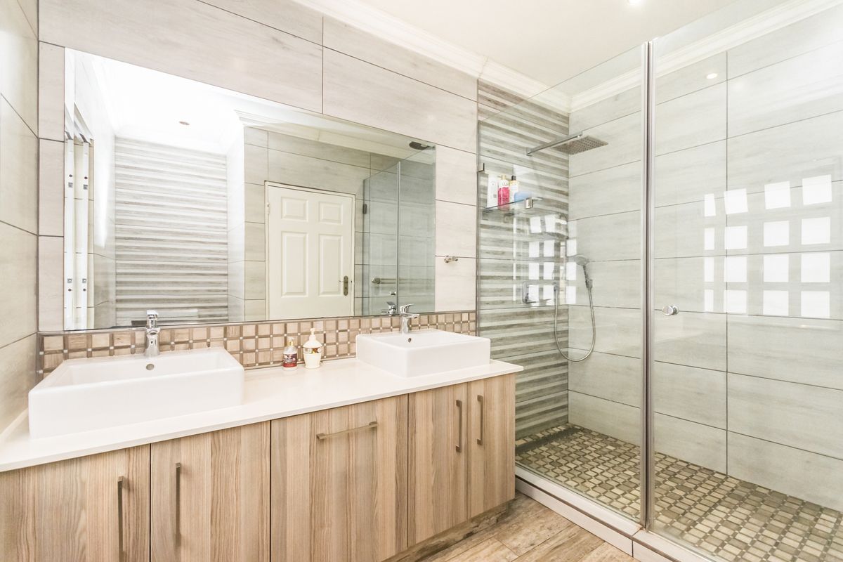 Luxurious 4 bedroom house for sale in River Club, Sandton - Photo 3