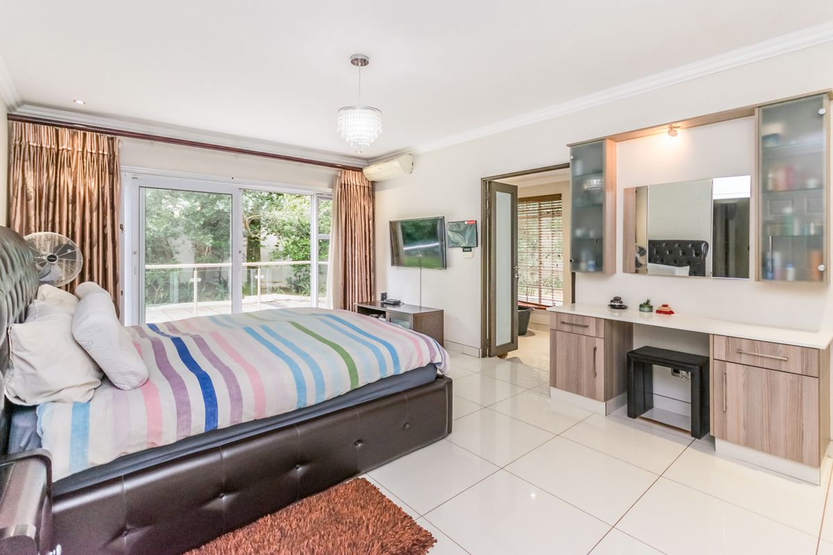 Luxurious 4 bedroom house for sale in River Club, Sandton - Photo 2