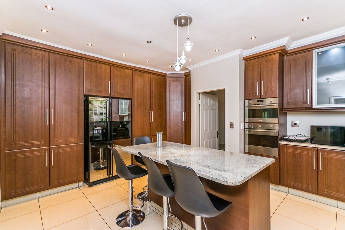 Luxurious 4 bedroom house for sale in River Club, Sandton - Photo 4