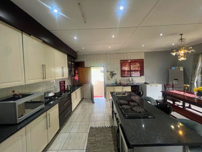 Live the lifestyle you deserve in this exquisite Raisethorpe residence!!! - Photo 6