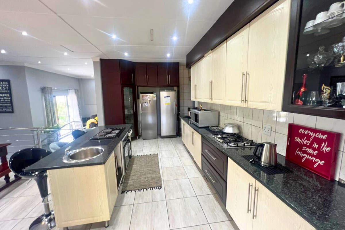 Live the lifestyle you deserve in this exquisite Raisethorpe residence!!! - Photo 3