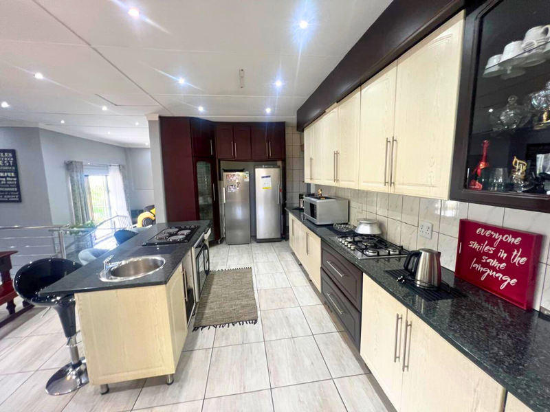 Live the lifestyle you deserve in this exquisite Raisethorpe residence!!! - Photo 3