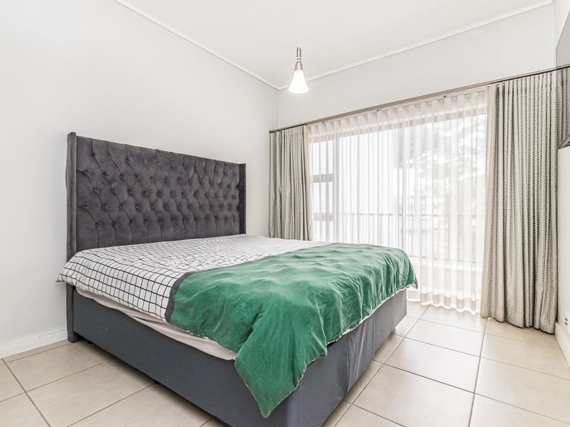 Immaculate 2 bedroom Penthouse Apartment for sale in Linbro Park, Sandton - Photo 4