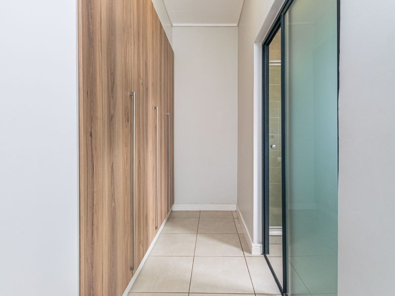 Immaculate 2 bedroom Penthouse Apartment for sale in Linbro Park, Sandton - Photo 10