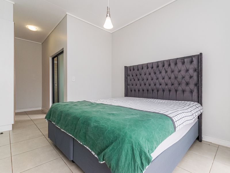 Immaculate 2 bedroom Penthouse Apartment for sale in Linbro Park, Sandton - Photo 9