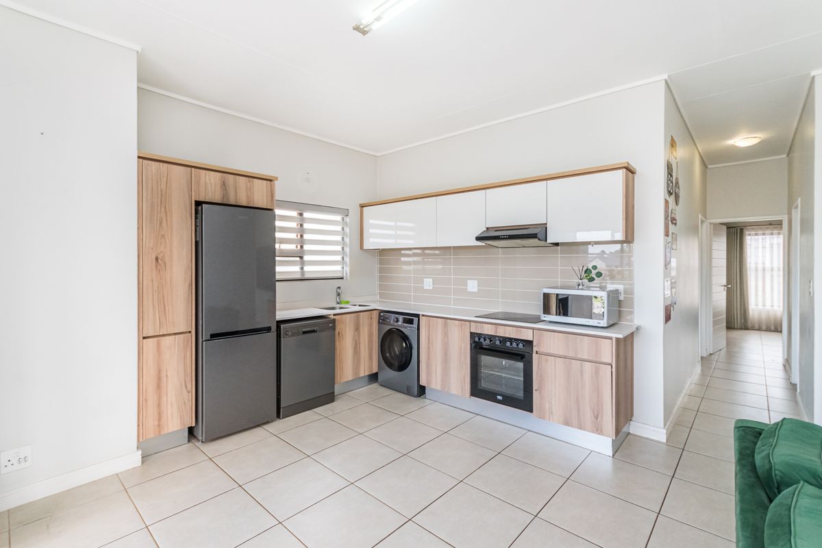 Immaculate 2 bedroom Penthouse Apartment for sale in Linbro Park, Sandton - Photo 5