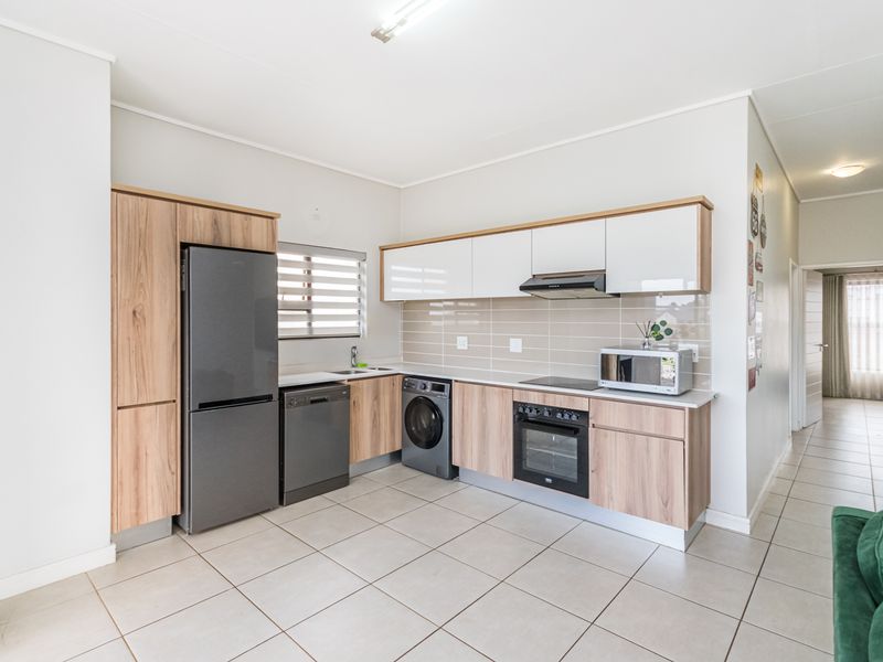 Immaculate 2 bedroom Penthouse Apartment for sale in Linbro Park, Sandton - Photo 5