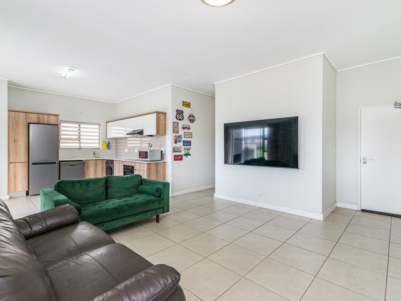 Immaculate 2 bedroom Penthouse Apartment for sale in Linbro Park, Sandton - Photo 6