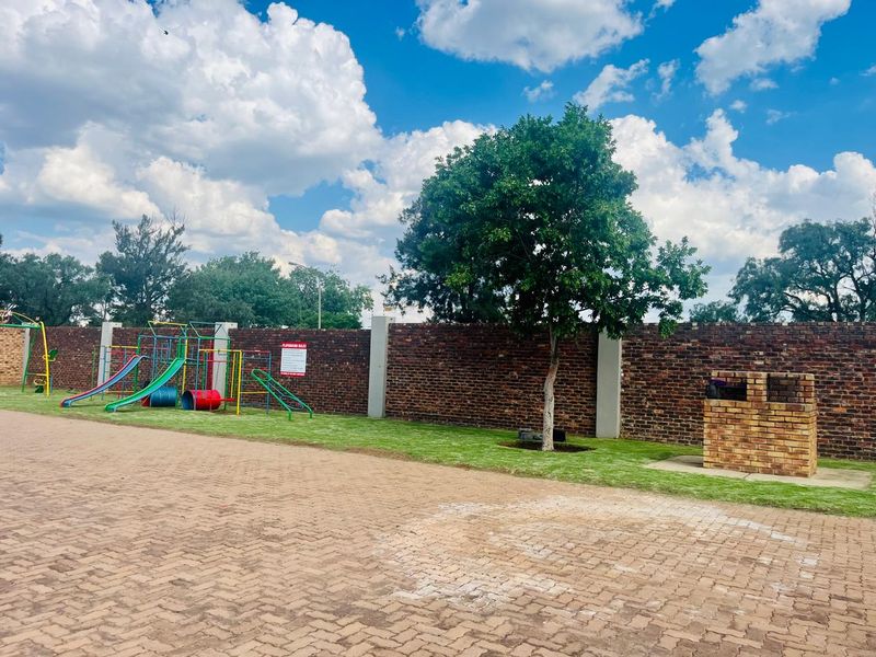 Two bedroom Apartment for sale in Boksburg, Johannesburg - Photo 7