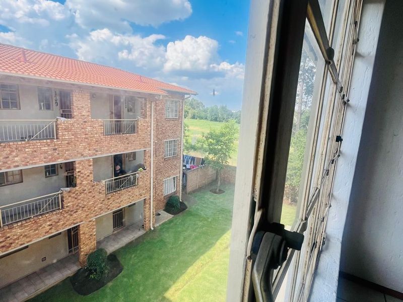 Two bedroom Apartment for sale in Boksburg, Johannesburg - Photo 6