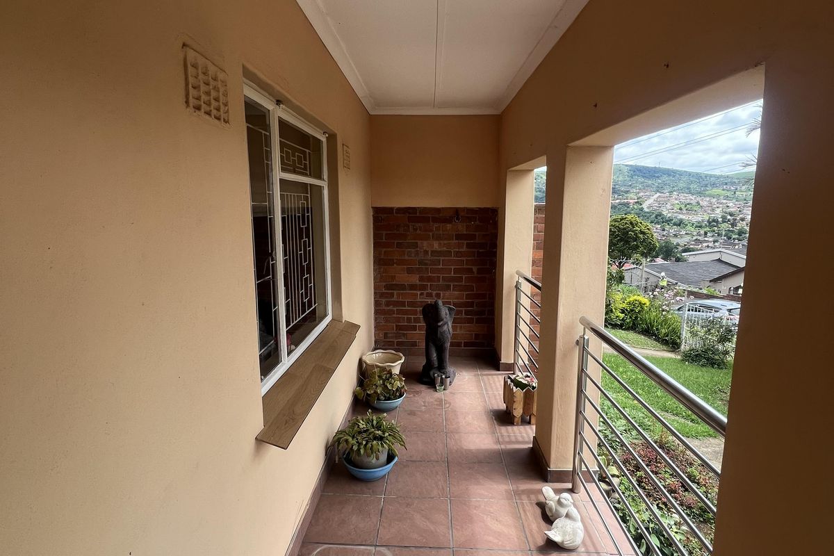 A standout Northdale home, where modern comfort meets endless possibility in Northdale!!! - Photo 5