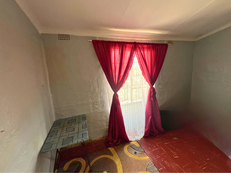 Cozy 2-Bedroom Home in Bombay Heights, Great Price, Great Potential!!! - Photo 9