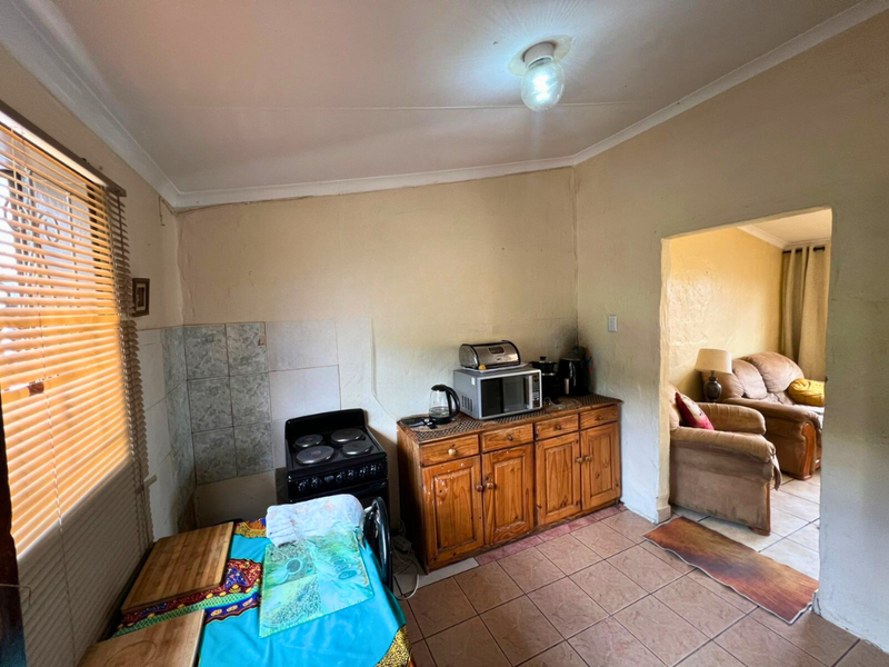 Cozy 2-Bedroom Home in Bombay Heights, Great Price, Great Potential!!! - Photo 6