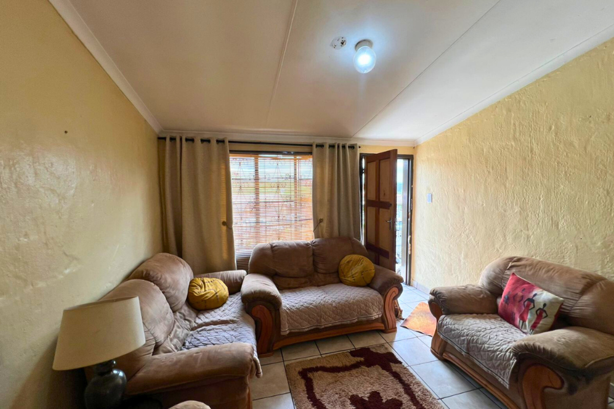 Cozy 2-Bedroom Home in Bombay Heights, Great Price, Great Potential!!! - Photo 2