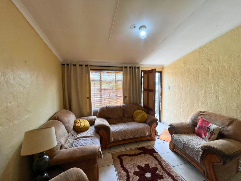 Cozy 2-Bedroom Home in Bombay Heights, Great Price, Great Potential!!! - Photo 2