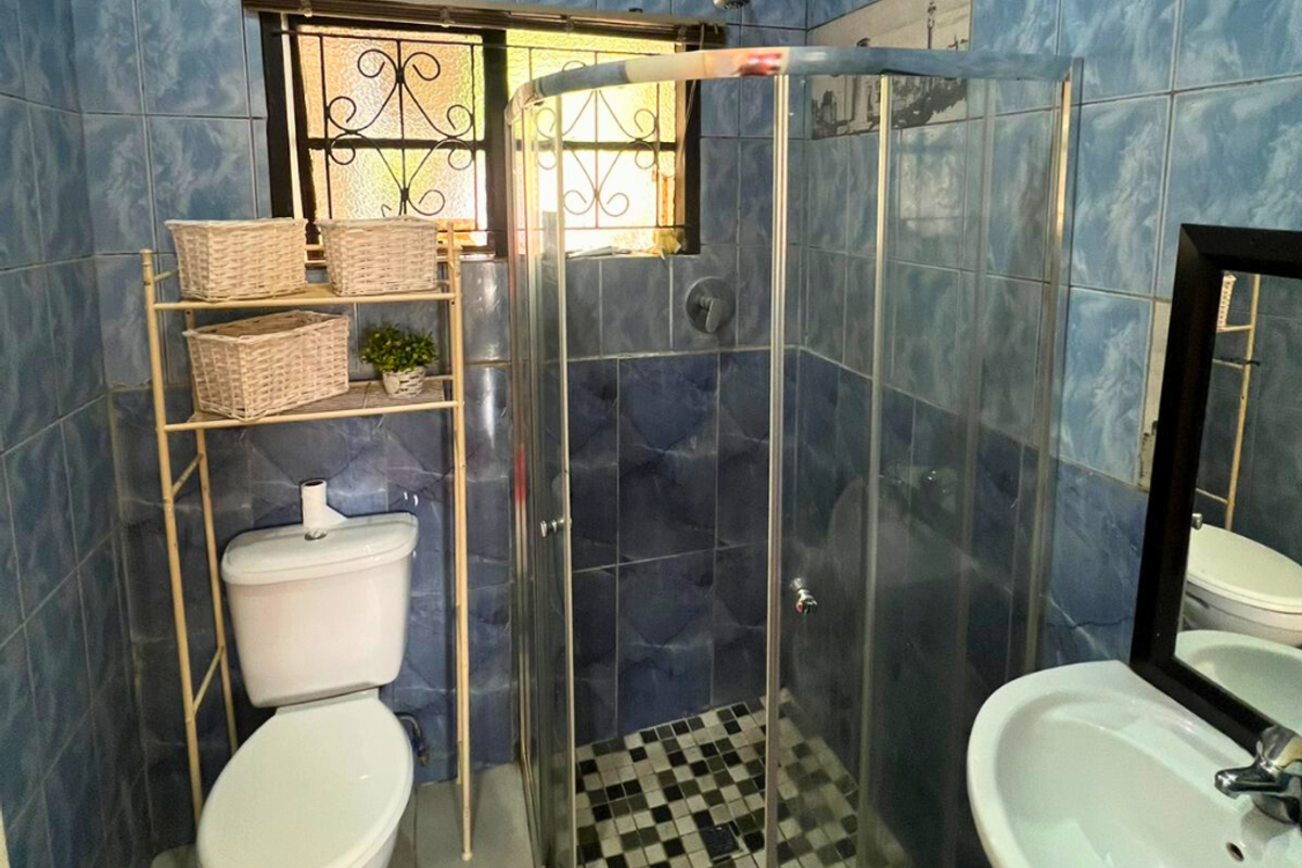 Cozy 2-Bedroom Home in Bombay Heights, Great Price, Great Potential!!! - Photo 5