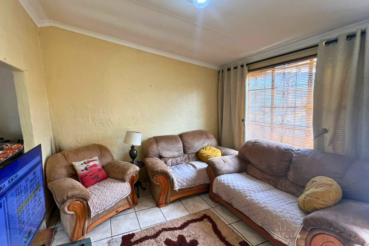 Cozy 2-Bedroom Home in Bombay Heights, Great Price, Great Potential!!! - Photo 4