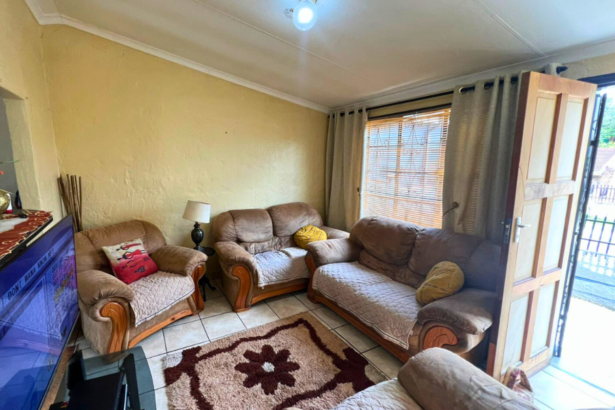 Cozy 2-Bedroom Home in Bombay Heights, Great Price, Great Potential!!! - Photo 3