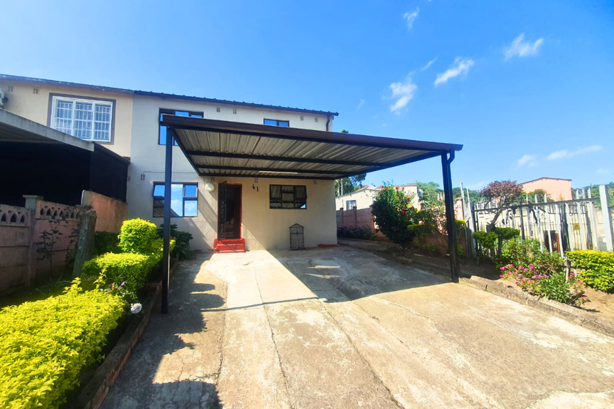 Spacious & Secure three bedroom duplex in the heart of Bombay Heights!!! - Photo 2