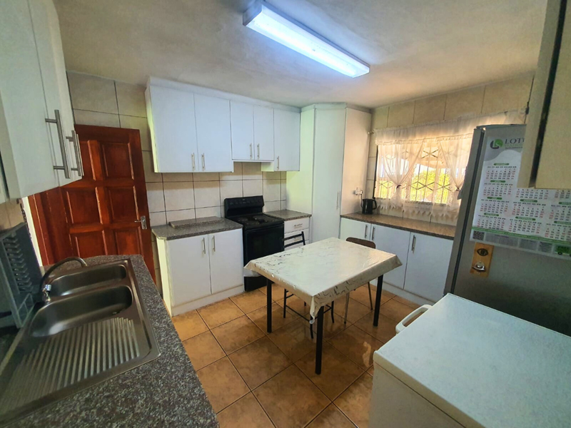 Spacious & Secure three bedroom duplex in the heart of Bombay Heights!!! - Photo 10