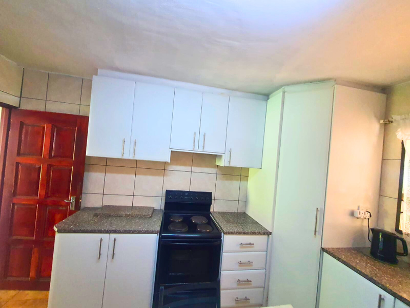 Spacious & Secure three bedroom duplex in the heart of Bombay Heights!!! - Photo 9