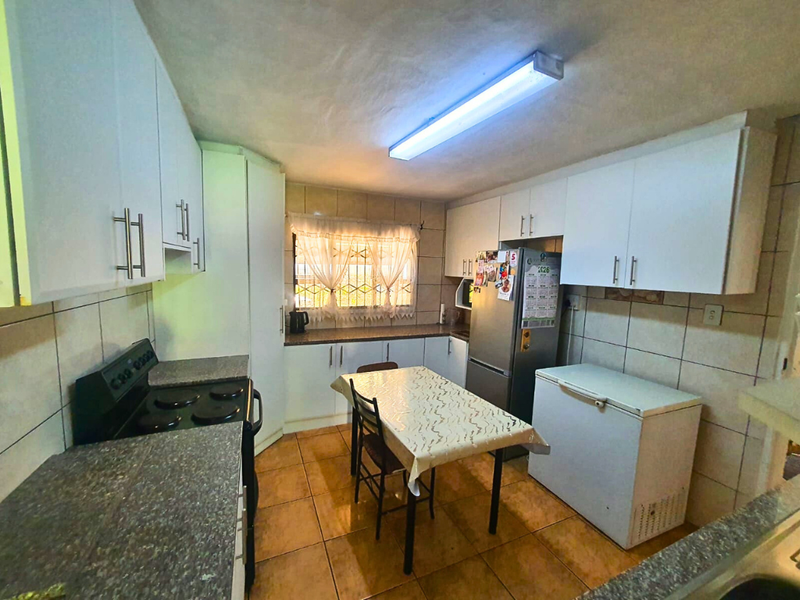 Spacious & Secure three bedroom duplex in the heart of Bombay Heights!!! - Photo 6