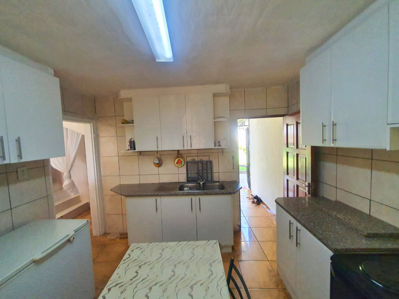 Spacious & Secure three bedroom duplex in the heart of Bombay Heights!!! - Photo 8