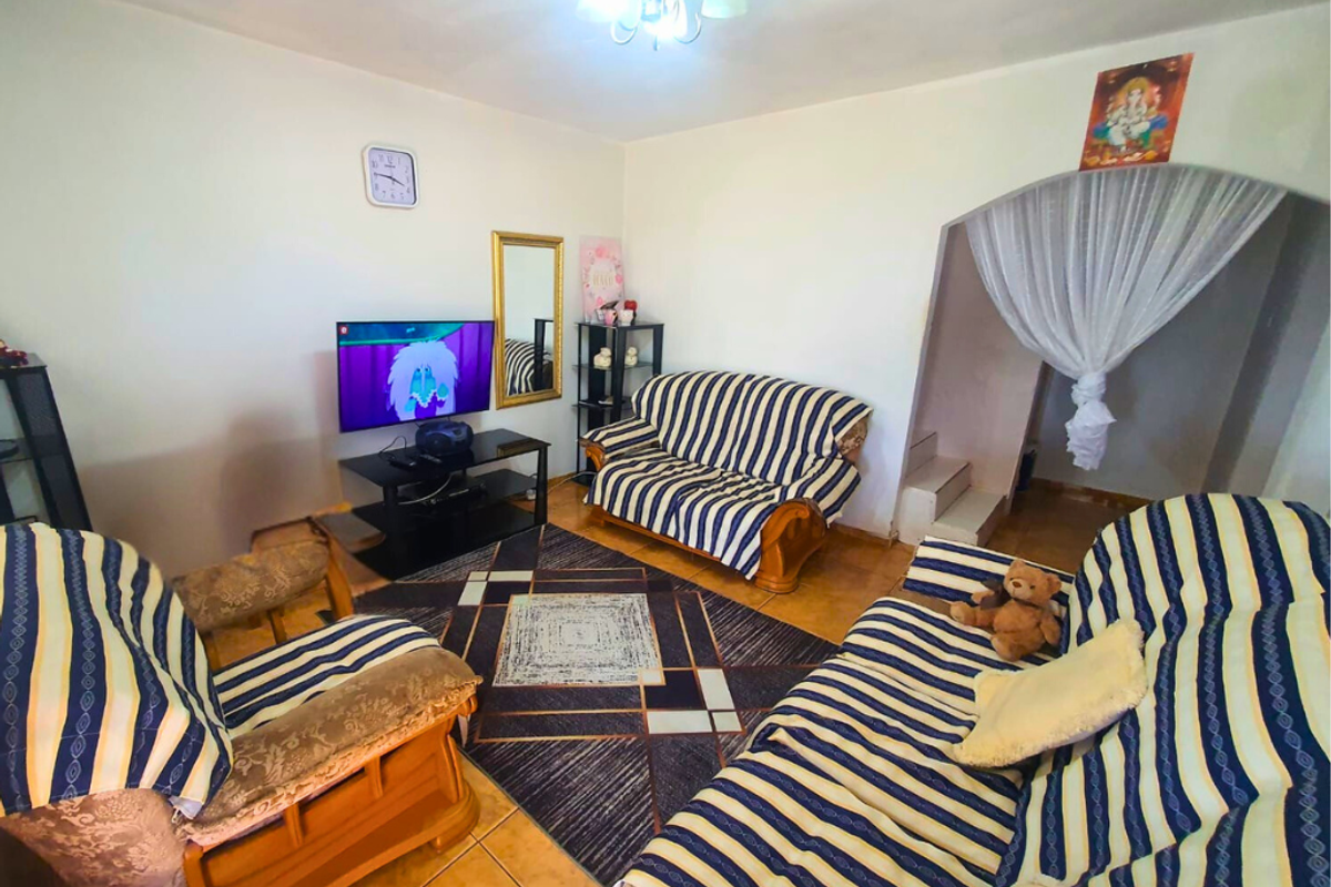 Spacious & Secure three bedroom duplex in the heart of Bombay Heights!!! - Photo 4