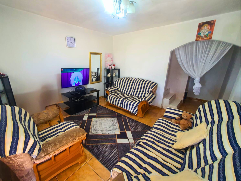 Spacious & Secure three bedroom duplex in the heart of Bombay Heights!!! - Photo 4