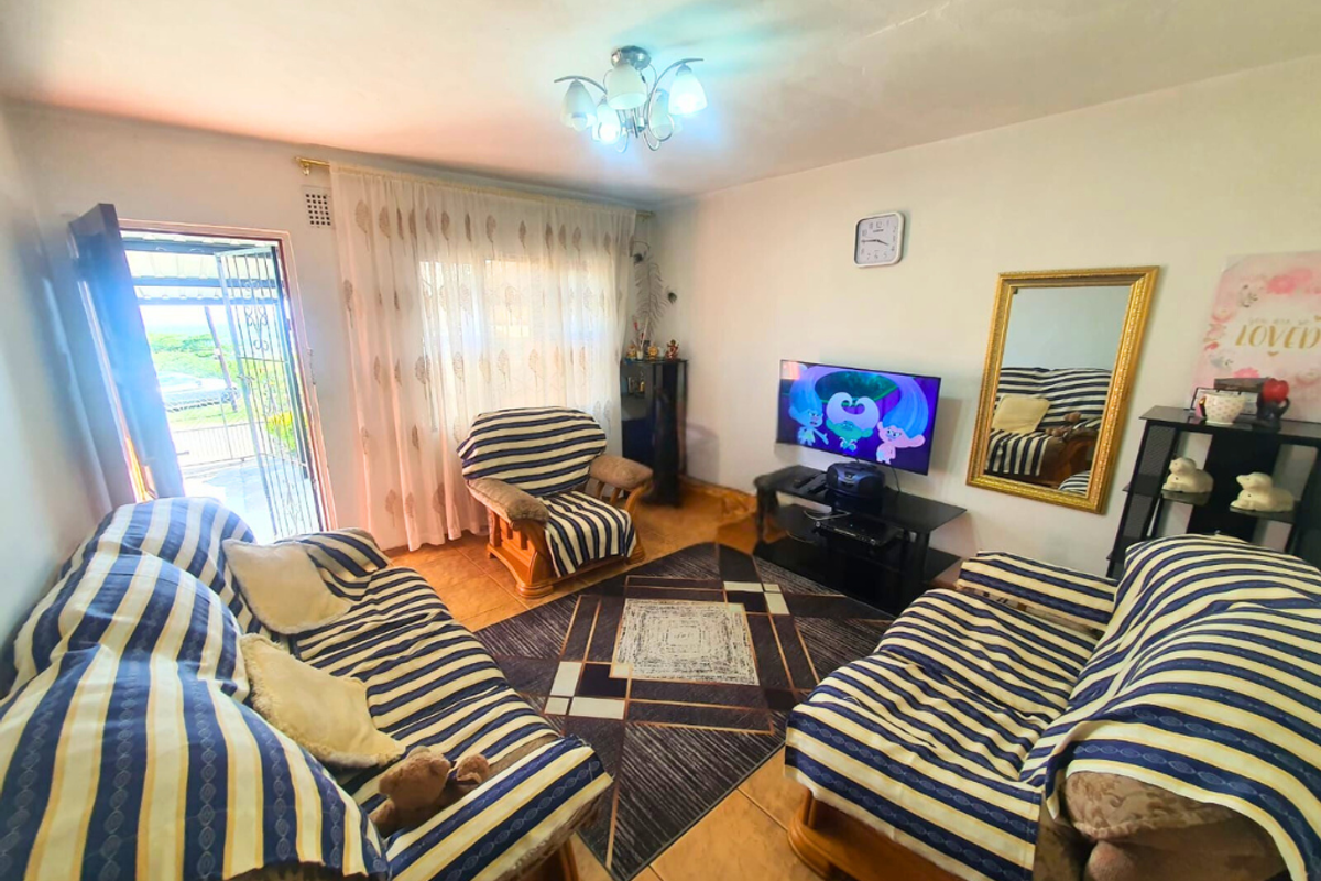 Spacious & Secure three bedroom duplex in the heart of Bombay Heights!!! - Photo 3