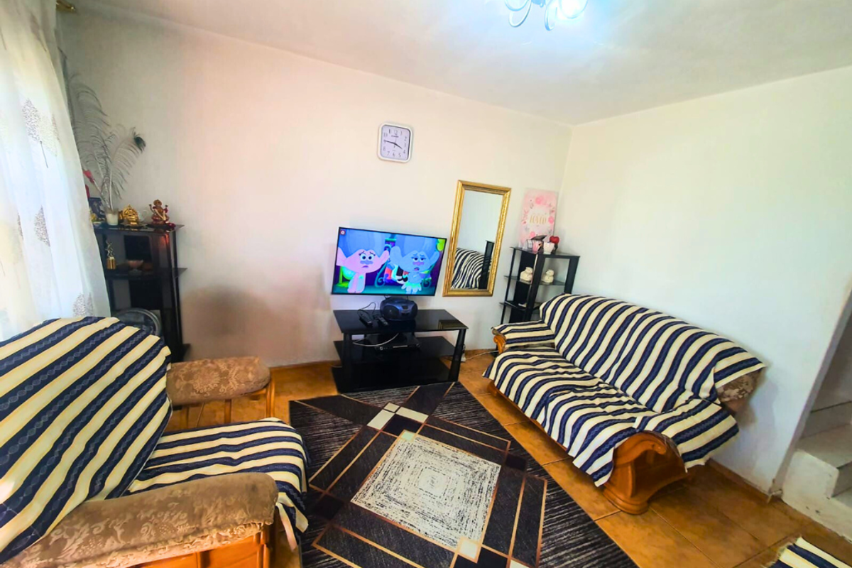 Spacious & Secure three bedroom duplex in the heart of Bombay Heights!!! - Photo 5