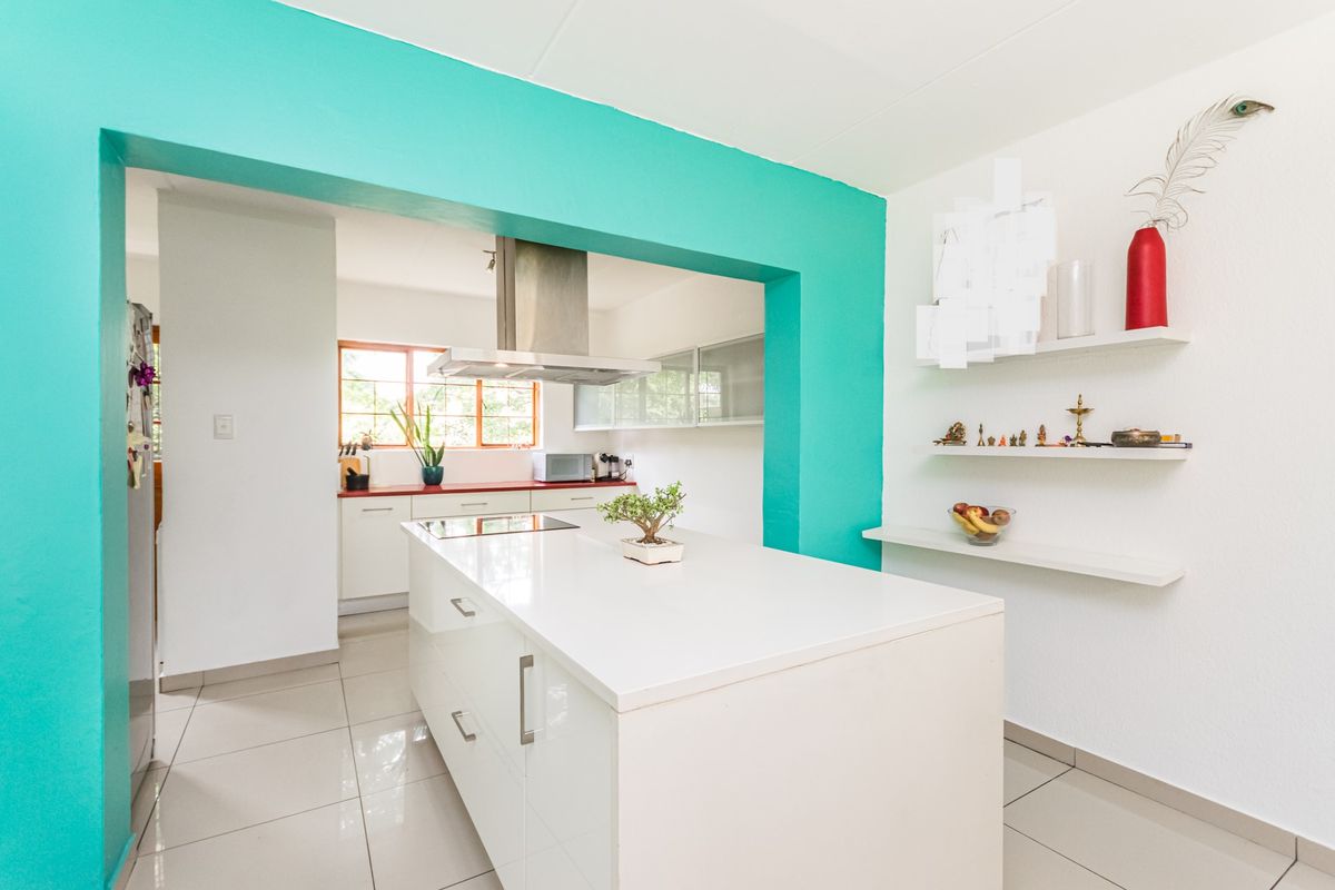 Immaculate 3 Bedroom 2.5 bathroom house for sale in Kyalami Hills, Midrand - Photo 4