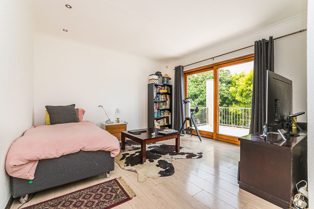 Immaculate 3 Bedroom 2.5 bathroom house for sale in Kyalami Hills, Midrand - Photo 3